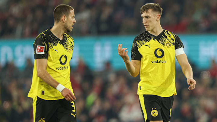 Waldemar Anton (li.) ist mit Nico Schlotterbeck der wichtigste Verteidiger beim BVB