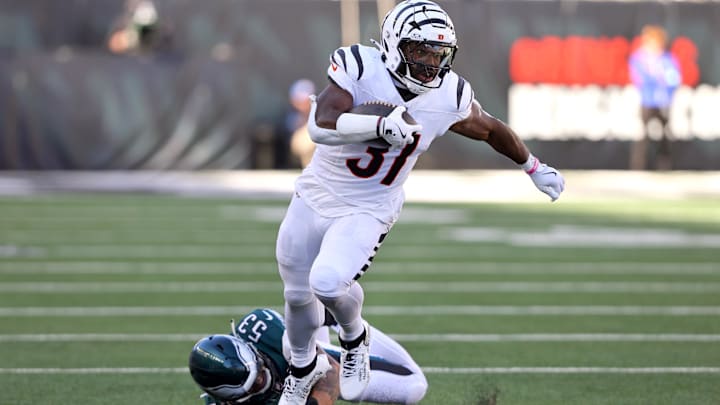 Oct 27, 2024; Cincinnati, Ohio, USA; Cincinnati Bengals running back Zack Moss (31) runs the ball as Philadelphia Eagles linebacker Zack Baun (53) defends during the third quarter at Paycor Stadium. Mandatory Credit: Joseph Maiorana-Imagn Images Oct 27, 2024; Cincinnati, Ohio, USA; Cincinnati Bengals running back Zack Moss (31) runs the ball as Philadelphia Eagles linebacker Zack Baun (53) defends during the third quarter at Paycor Stadium. Mandatory Credit: Joseph Maiorana-Imagn Images