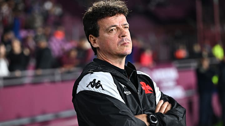 Fernando Diniz comanda o Vasco da Gama contra o Santos pelo Brasileirão 2025