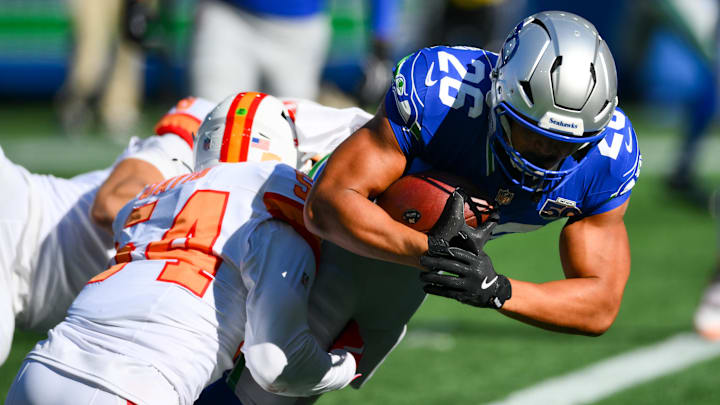 Oct 5, 2025; Seattle, Washington, USA; Seattle Seahawks running back Zach Charbonnet (26) carries the ball for a touchdown as Tampa Bay Buccaneers outside linebacker Lavonte David (54) defends during the second half at Lumen Field. Mandatory Credit: Steven Bisig-Imagn Images Oct 5, 2025; Seattle, Washington, USA; Seattle Seahawks running back Zach Charbonnet (26) carries the ball for a touchdown as Tampa Bay Buccaneers outside linebacker Lavonte David (54) defends during the second half at Lumen Field. Mandatory Credit: Steven Bisig-Imagn Images