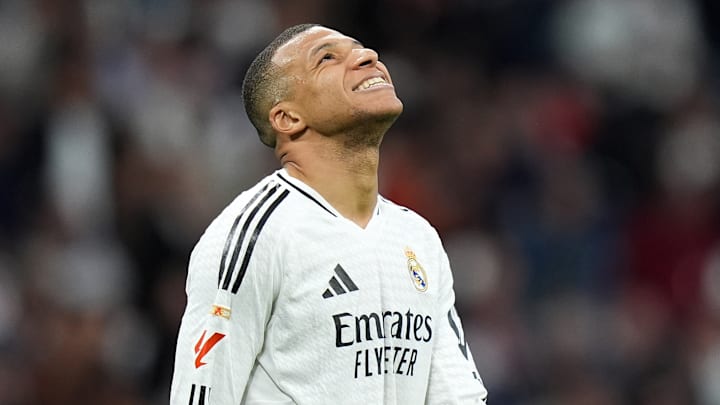 Kylian Mbappé devrait être remplaçant pour ce match. Kylian Mbappé devrait être remplaçant pour ce match.