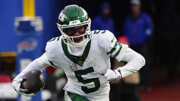 Dec 29, 2024; Orchard Park, New York, USA; New York Jets wide receiver Garrett Wilson (5) runs with the ball after making a catch against the Buffalo Bills during the second half at Highmark Stadium. Mandatory Credit: Gregory Fisher-Imagn Images Dec 29, 2024; Orchard Park, New York, USA; New York Jets wide receiver Garrett Wilson (5) runs with the ball after making a catch against the Buffalo Bills during the second half at Highmark Stadium. Mandatory Credit: Gregory Fisher-Imagn Images