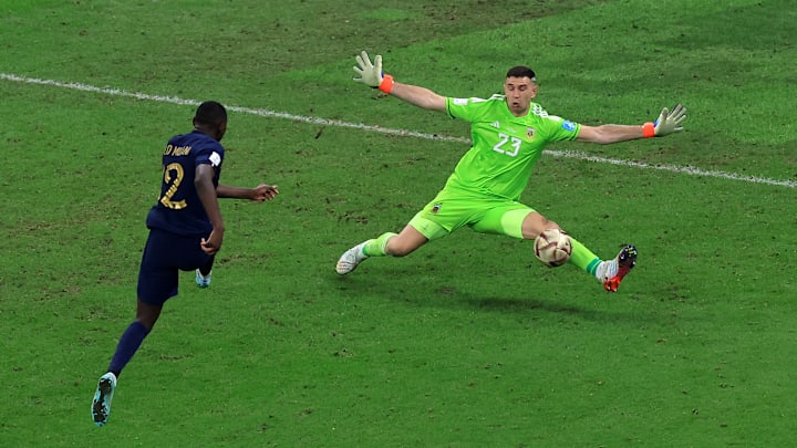 Randal Kolo Muani avait buté sur Emiliano Martinez