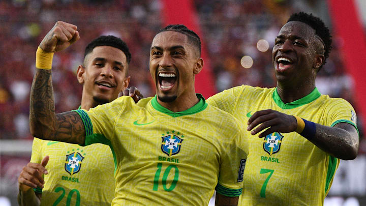 Rivais na Espanha, Raphinha e Vinícius devem ser companheiros de ataque na capital federal