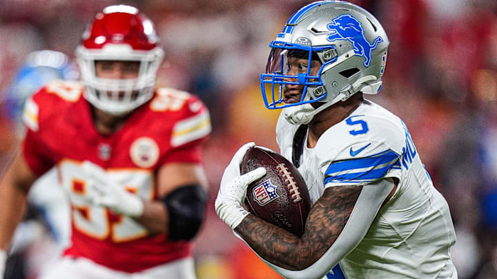 Detroit Lions running back David Montgomery (5) runs against the Kansas City Chiefs during the first half at Arrowhead Stadium in Kansas City, Missouri on Sunday, Oct. 12, 2025.