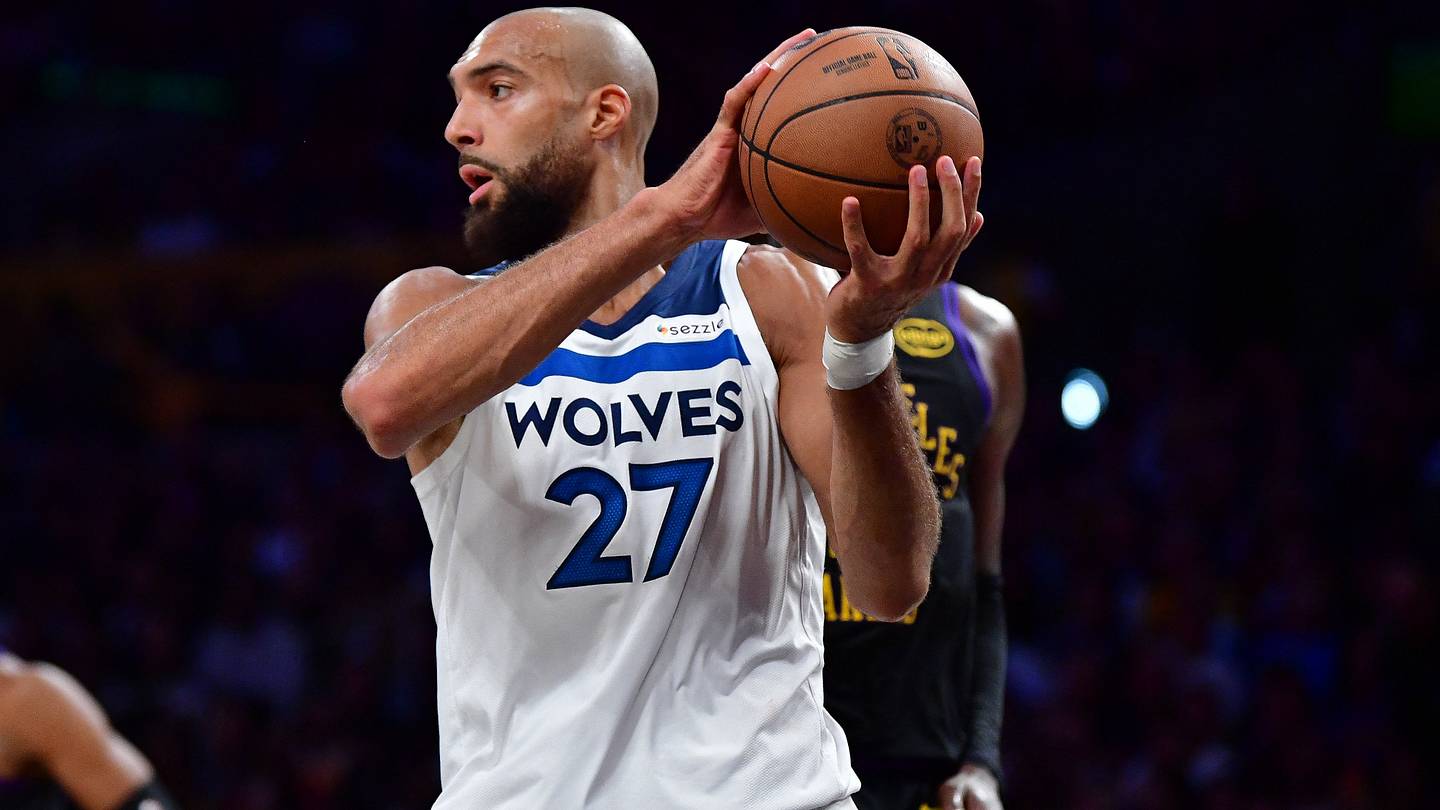 LaMelo Ball e Rudy Gobert in azione con i Wolves, con un focus sull'offensiva