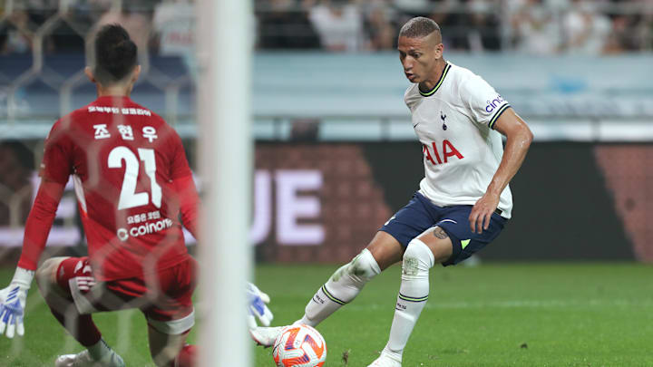 O atacante brasileiro foi titular e ficou em campo durante 77 minutos
