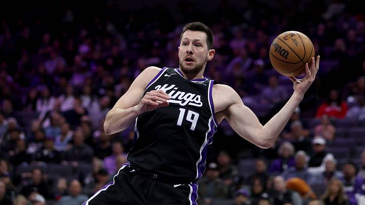 Mar 5, 2026; Sacramento, California, USA; Sacramento Kings forward-center Drew Eubanks (19) catches the ball against the New Orleans Pelicans during the third quarter at Golden 1 Center. Mandatory Credit: Dennis Lee-Imagn Images