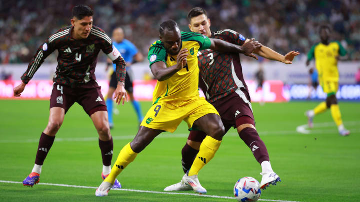 Michail Antonio intenta rebasar a César Montes