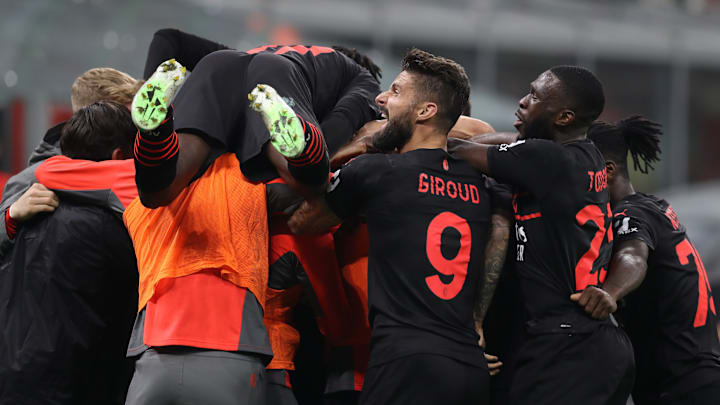 L'esultanza rossonera dopo la vittoria col Verona L'esultanza rossonera dopo la vittoria col Verona