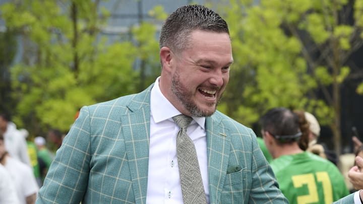 Sep 6, 2025; Eugene, Oregon, USA; Oregon Ducks head coach Dan Lanning greets fans before a game against the Oklahoma State Cowboys at Autzen Stadium. Mandatory Credit: Troy Wayrynen-Imagn Images Sep 6, 2025; Eugene, Oregon, USA; Oregon Ducks head coach Dan Lanning greets fans before a game against the Oklahoma State Cowboys at Autzen Stadium. Mandatory Credit: Troy Wayrynen-Imagn Images