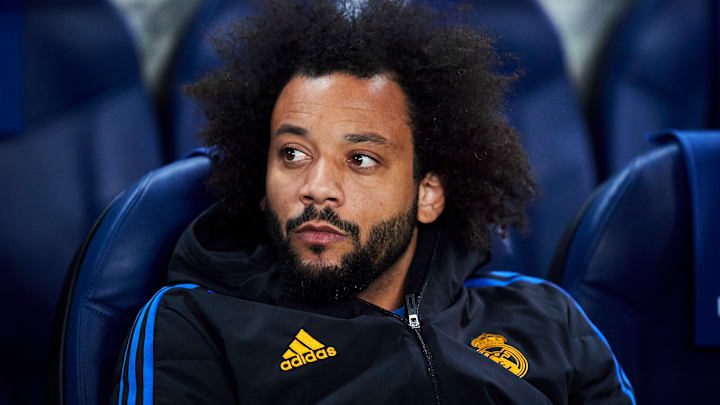 Marcelo observa de lejos la puerta del fondo.