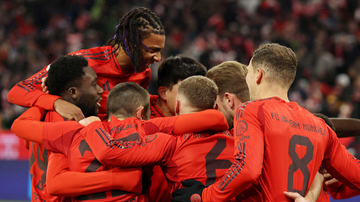 Der FC Bayern bezwingt den FC Augsburg. 