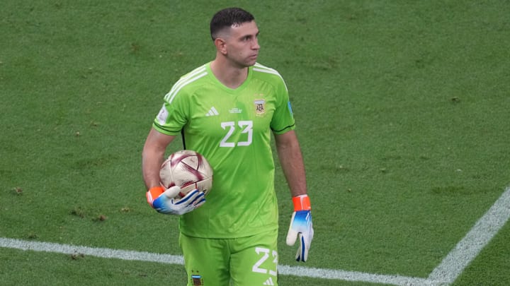 Emiliano Martinez ne fait pas l'unanimité. Emiliano Martinez ne fait pas l'unanimité.