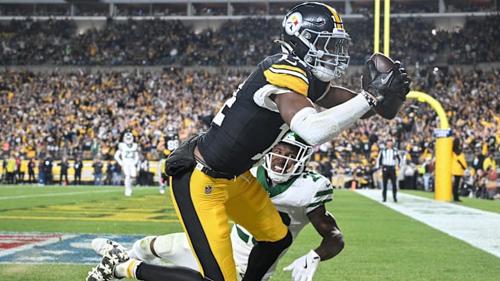 Pittsburgh Steelers wide receiver George Pickens catches a touchdown pass in front of New York Jets cornerback Brandin Echols.