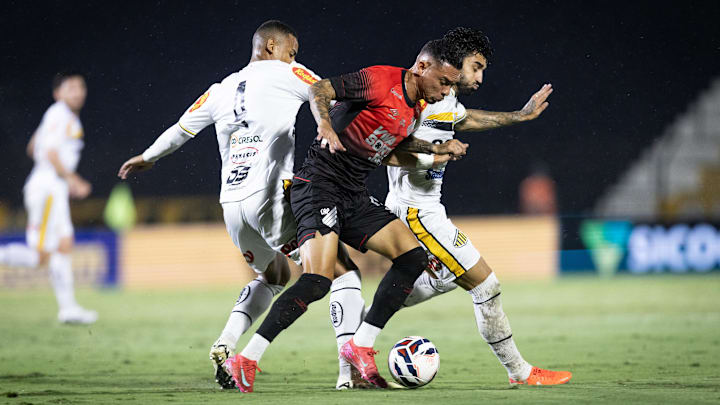 Athletico-PR e Novorizontino se encontram no gramado da Ligga Arena