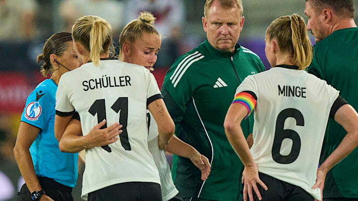 Giulia Gwinn verließ unter Tränen den Rasen Giulia Gwinn verließ unter Tränen den Rasen