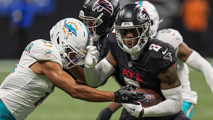 Oct 26, 2025; Atlanta, Georgia, USA; Atlanta Falcons tight end Kyle Pitts Sr. (8) runs against Miami Dolphins safety Dante Trader Jr. (11) during the second half at Mercedes-Benz Stadium. Mandatory Credit: Dale Zanine-Imagn Images