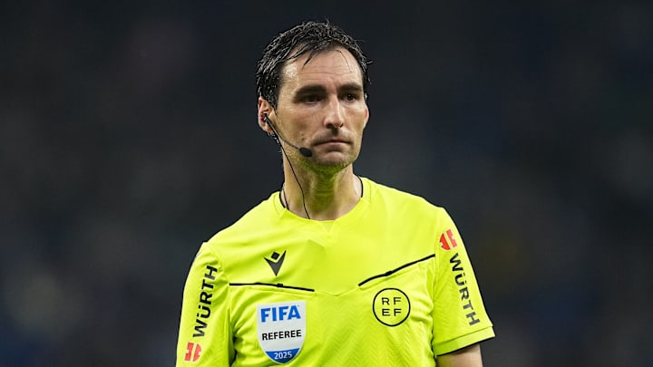 Schiedsrichter Ricardo de Burgos Bengoetxea leitet das spanische Pokalfinale Schiedsrichter Ricardo de Burgos Bengoetxea leitet das spanische Pokalfinale