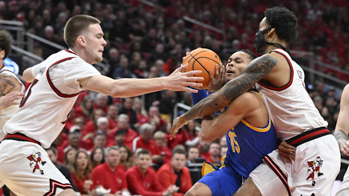 Mar 1, 2025; Louisville, Kentucky, USA; Pittsburgh Panthers guard Jaland Lowe (15) drives to the basket under the pressure of Louisville Cardinals forwards James Scott (0) and Noah Waterman (93) during the first half at KFC Yum! Center. Mandatory Credit: Jamie Rhodes-Imagn Images Mar 1, 2025; Louisville, Kentucky, USA; Pittsburgh Panthers guard Jaland Lowe (15) drives to the basket under the pressure of Louisville Cardinals forwards James Scott (0) and Noah Waterman (93) during the first half at KFC Yum! Center. Mandatory Credit: Jamie Rhodes-Imagn Images