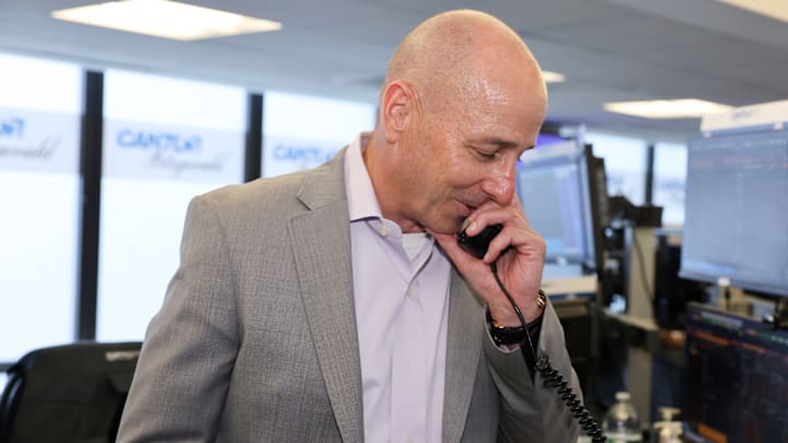 El gerente general de Yankees Brian Cashman sigue la pista de un jardinero de los Cardenales