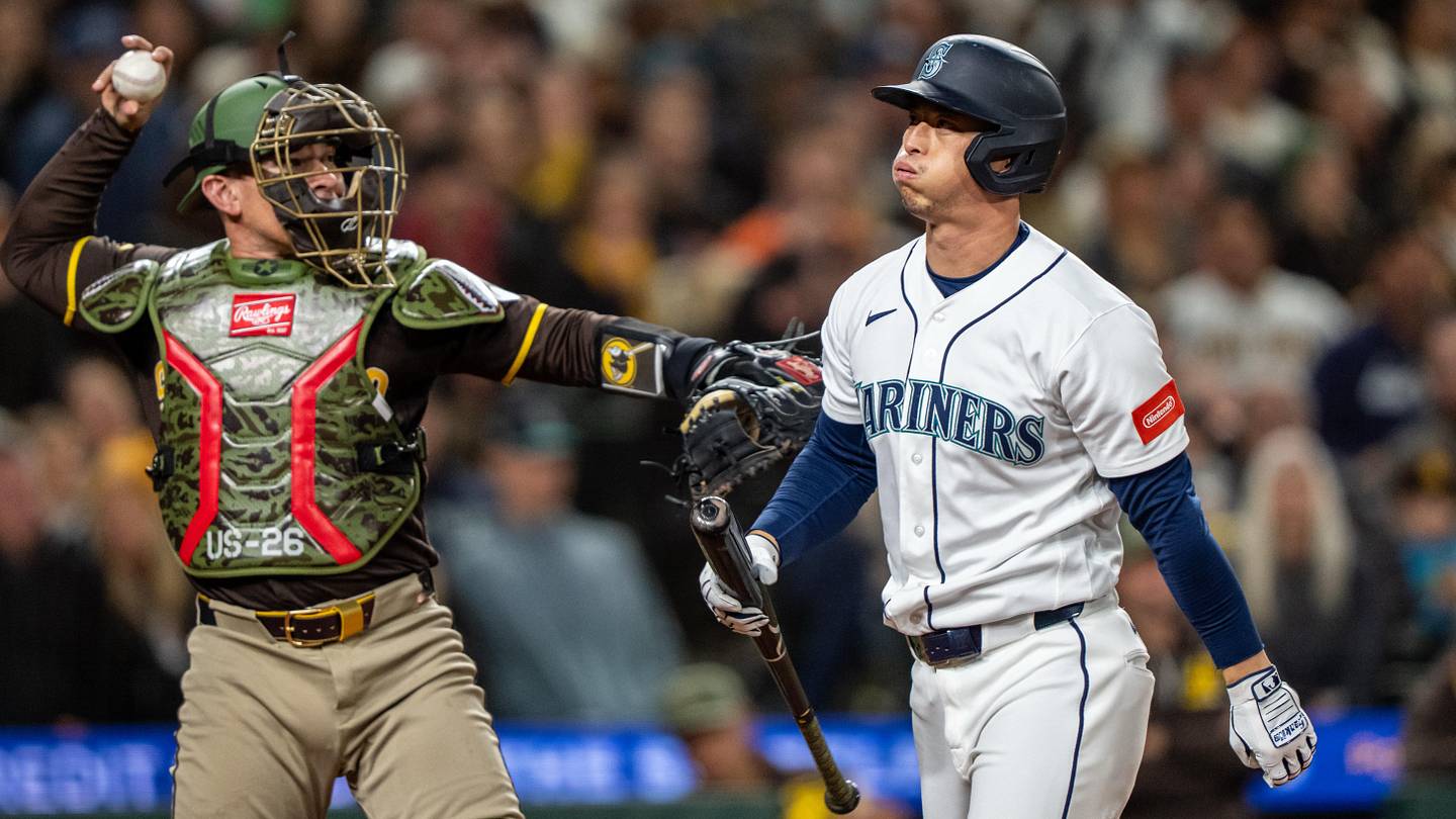 Beloved former Red Sox veteran looks utterly lost at the plate with Mariners