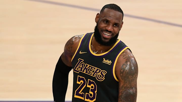 LeBron James tiene contrato con los Lakers hasta la temporada 2024-25