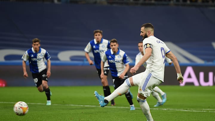 Benzema anotó el penalti para el 3-0 definitivo