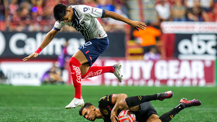 Jesús Gallardo en la pelea de un esférico ante un rival.