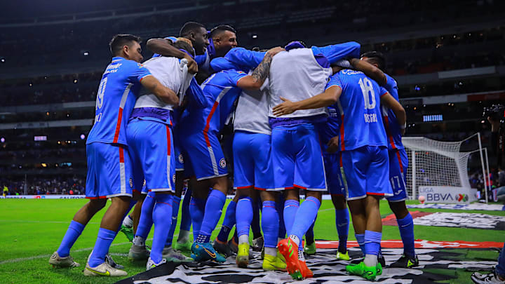 Jugadores de Cruz Azul celebran un gol.