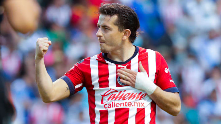 Alan Mozo fue uno de los encargados de lucir el nuevo jersey de las Chivas, el cual es un homenaje al elaborado por Nike en los 90.