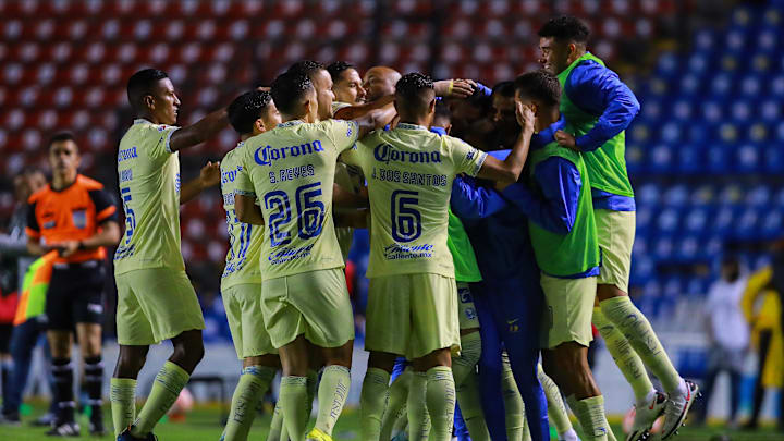 Jugadores del América celebran un gol.