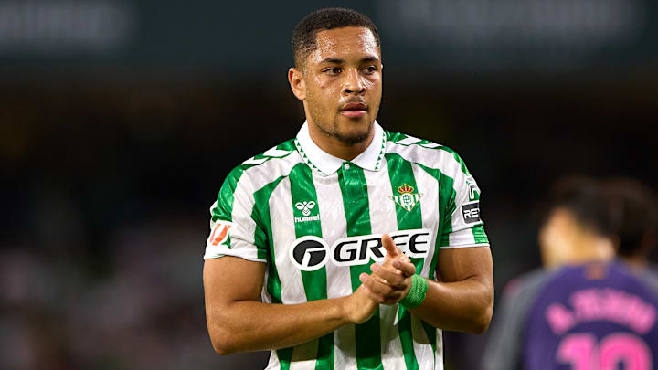 Vitor Roque está entre os melhores jogadores sub-23 de outubro