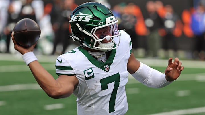 Oct 26, 2025; Cincinnati, Ohio, USA; New York Jets quarterback Justin Fields (7) looks to pass the ball during the fourth quarter against the Cincinnati Bengals at Paycor Stadium. 