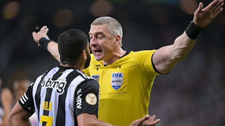 A arbitragem de Anderson Daronco foi bastante criticada pelo clube mineiro A arbitragem de Anderson Daronco foi bastante criticada pelo clube mineiro