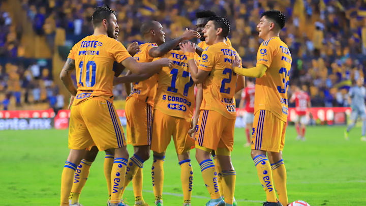Jugadores de Tigres UANL celebran un gol.
