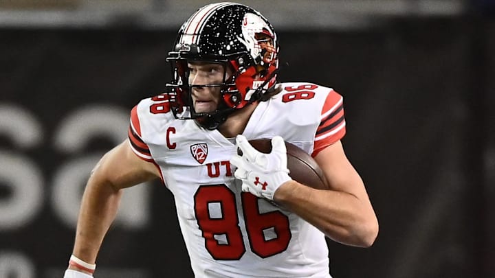 Oct 27, 2022; Pullman, Washington, USA; Utah Utes tight end Dalton Kincaid (86) carries the ball