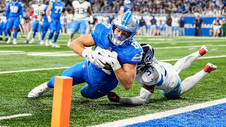 Detroit Lions tight end Sam LaPorta (87) dives for a first down against Tennessee Titans
