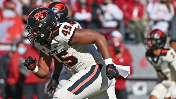 Oct 9, 2021; Pullman, Washington, USA; Oregon State Beavers linebacker Semisi Saluni (45) runs towards the line against the Washington State Cougars in the first half at Gesa Field at Martin Stadium. Mandatory Credit: James Snook-USA TODAY Sports Oct 9, 2021; Pullman, Washington, USA; Oregon State Beavers linebacker Semisi Saluni (45) runs towards the line against the Washington State Cougars in the first half at Gesa Field at Martin Stadium. Mandatory Credit: James Snook-USA TODAY Sports