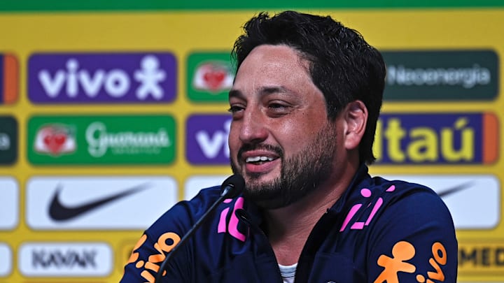 Arthur Elias, novo comandante da seleção feminina, anunciou a lista de convocadas Arthur Elias, novo comandante da seleção feminina, anunciou a lista de convocadas