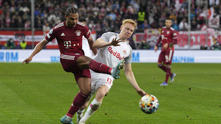 Serge Gnabry (l.) kommt unter Bedrängnis zum Abschluss Serge Gnabry (l.) kommt unter Bedrängnis zum Abschluss