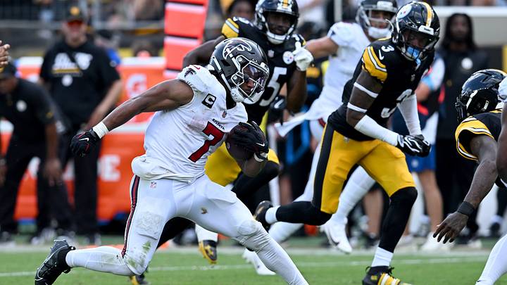 Sep 13, 2026; Pittsburgh, Pennsylvania, USA;  Atlanta Falcons running back Bijan Robinson (7) runs during the third quarter against the Pittsburgh Steelers at Acrisure Stadium.  Mandatory Credit: Barry Reeger-Imagn Images
