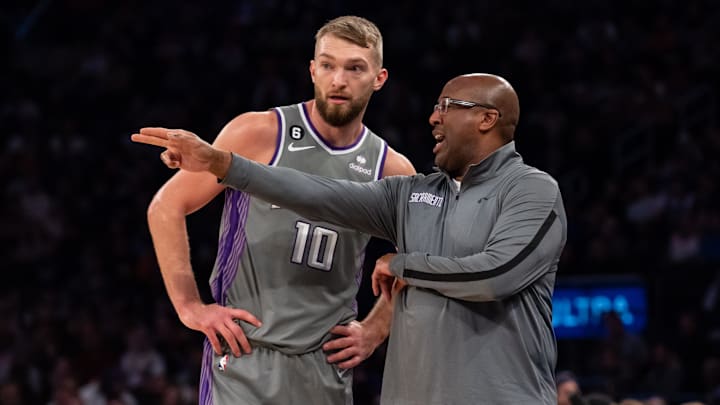 Dec 11, 2022; New York, New York, USA; Sacramento Kings head coach Mike Brown talks with forward Domantas Sabonis (10) during the first quarter against the New York Knicks at Madison Square Garden. Mandatory Credit: John Jones-Imagn Images