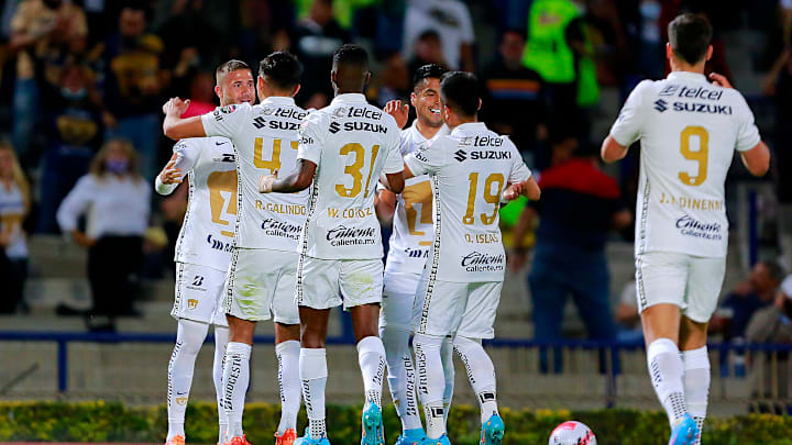 Jugadores de Pumas UNAM celebran un gol.