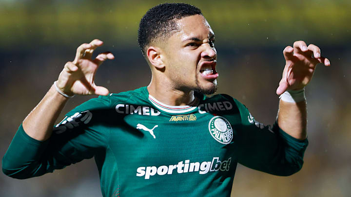 Vitor Roque deve iniciar entre os titulares no duelo entre Palmeiras e Botafogo 