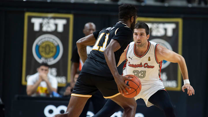 Carmen's Crew Jon Diebler defends Men of Mackey's Kelsey Barlow 