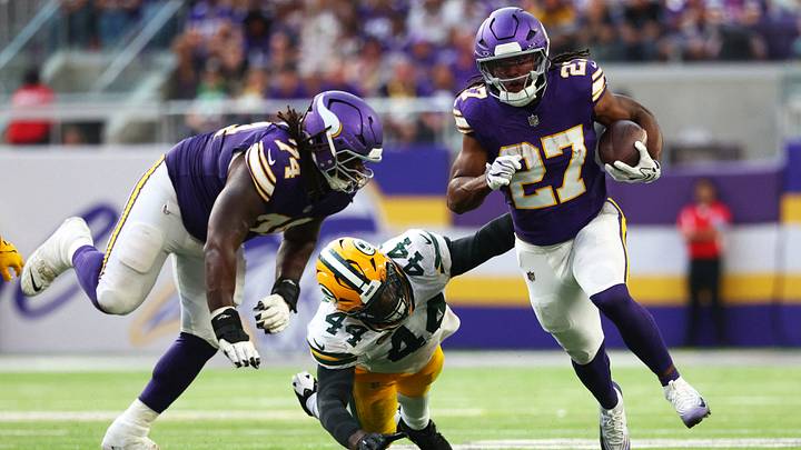 Minnesota Vikings running back Jordan Mason (27) runs the ball against Green Bay Packers linebacker Zaire Franklin (44) during the second half at U.S. Bank Stadium.  