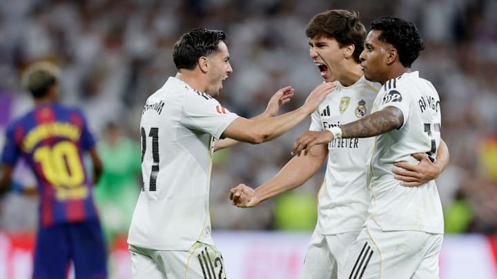 Gonzalo García (en el centro) está atrayendo el interés de equipos de la Premier League