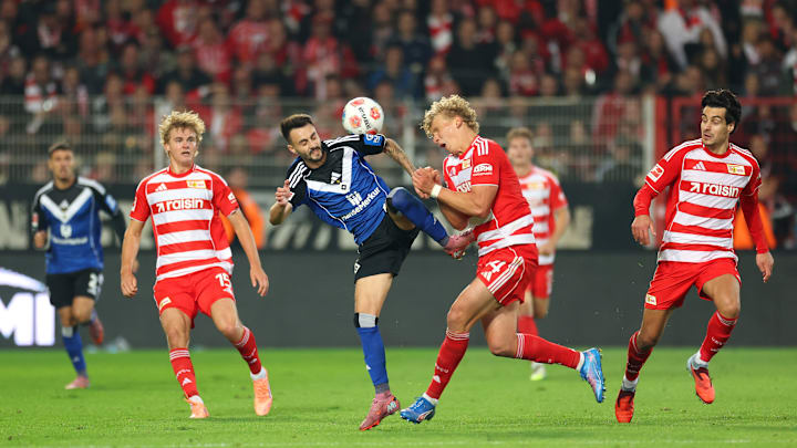 HSV-Star Fabio Vieira im Zweikampf mit Leopold Querfeld, der zur Roten Karte führte.