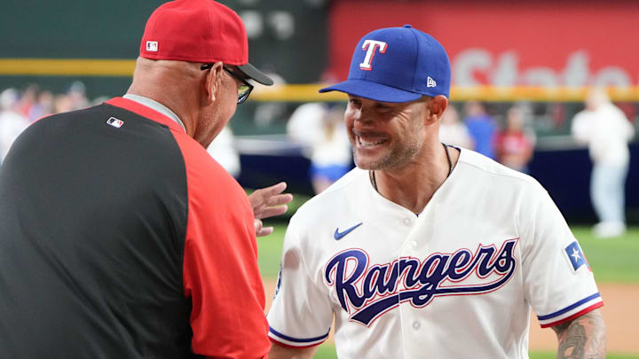 Texas Rangers manager Skip Schumaker greets Cincinnati Reds manager Terry Francona. Texas Rangers manager Skip Schumaker greets Cincinnati Reds manager Terry Francona.